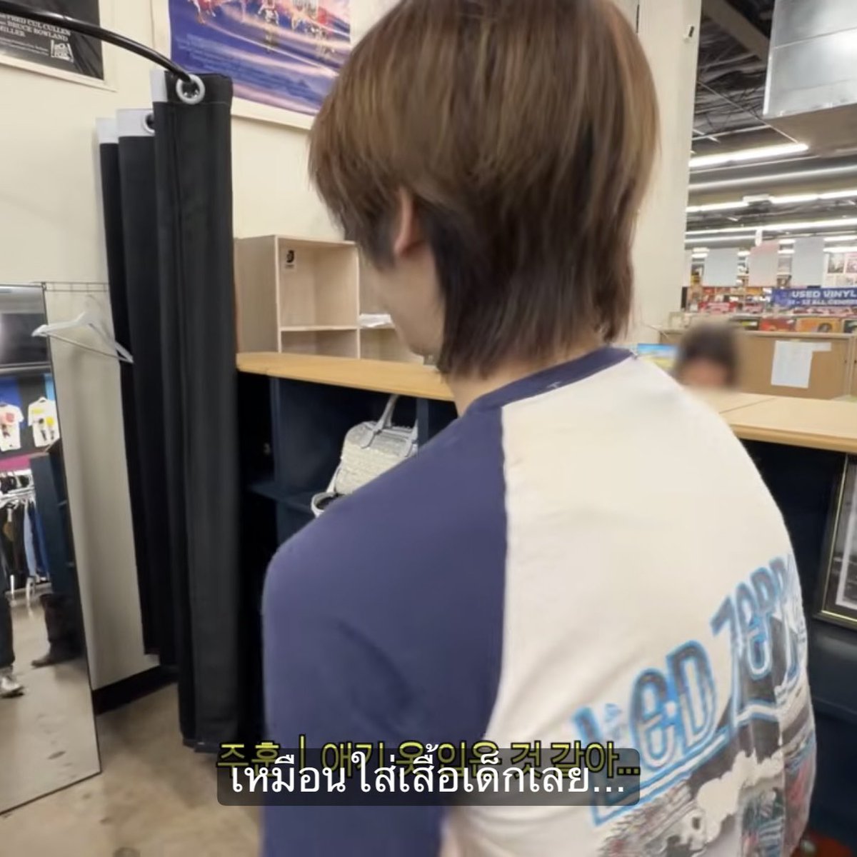 hategarlic's tweet photo. ต้นเหตุความหล่อของจูฮุนคือการใส่เสื้อเด็กนะ กอนโฮเพิ่นว่าร็อกสตาร์ก็ใส่กันแบบนี้แหละ 555555555555555555 https://t.co/DsIO0032qW