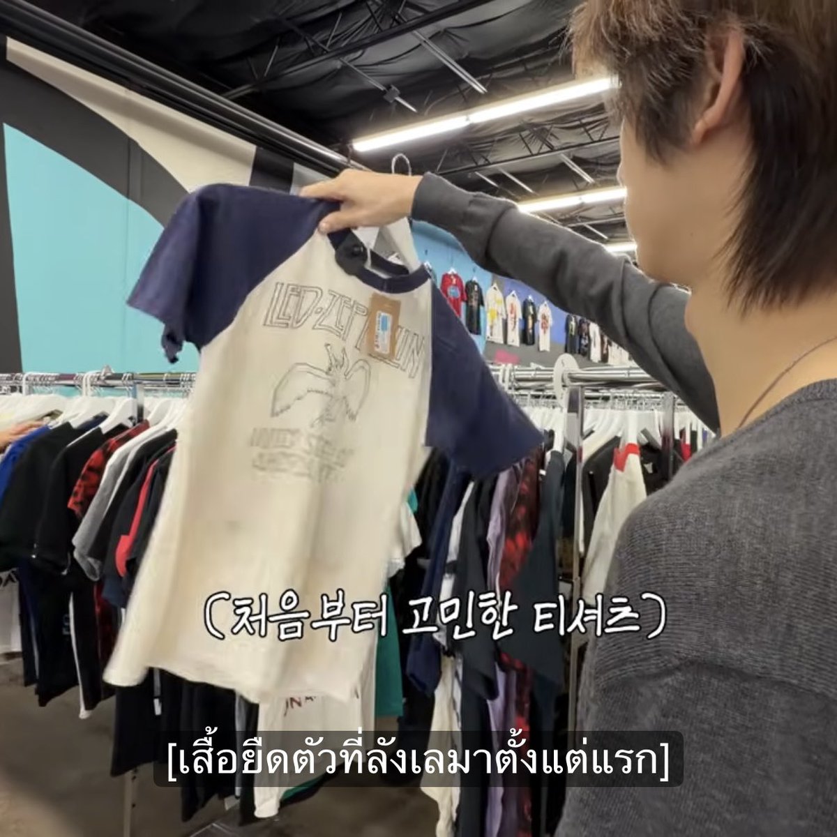 hategarlic's tweet photo. ต้นเหตุความหล่อของจูฮุนคือการใส่เสื้อเด็กนะ กอนโฮเพิ่นว่าร็อกสตาร์ก็ใส่กันแบบนี้แหละ 555555555555555555 https://t.co/DsIO0032qW