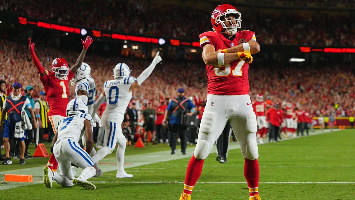 NFLZoneFR's tweet photo. Petit récap de la nuit ⬇️

Victoire des #ChiefsKingdom face aux #ForTheShoe : 33-30 ! 

Un match complètement fou qui se termine par une victoire des #Chiefs en overtime grâce à un field goal d’@buttkicker7. Il aura fallu un excellent @PatrickMahomes et une connexion retrouvée avec son acolyte de toujours, @tkelce, pour aller chercher cette victoire.

@Kenneth_Walker9 a continué sur sa lancée du premier match et la défense s’est montrée physique et assez dominante pour permettre aux #Chiefs de s’imposer. 🏈

#NFL #NFLFrance