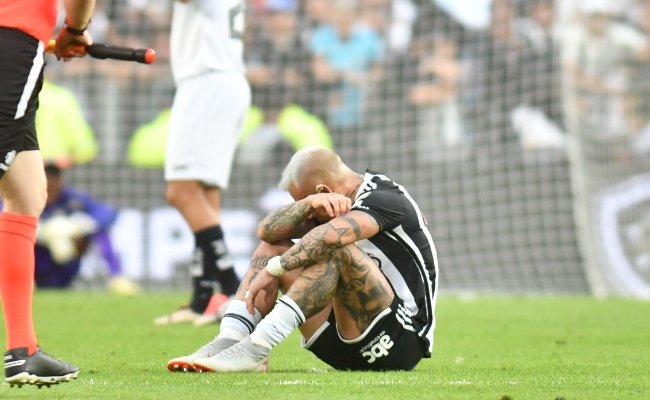 vlukas34's tweet photo. Vargas...
O Galo perdeu aquela final de 2024 pro próprio Atlético...

Nunca vai sair da minha cabeça que internamente sabotaram aquele jogo...
Time nitidamente estava pilhado uns com os outros...

Mas é imperdoável oq o Vargas fez
E quem pagou o pato foi o Milito https://t.co/1MzdcqABuZ