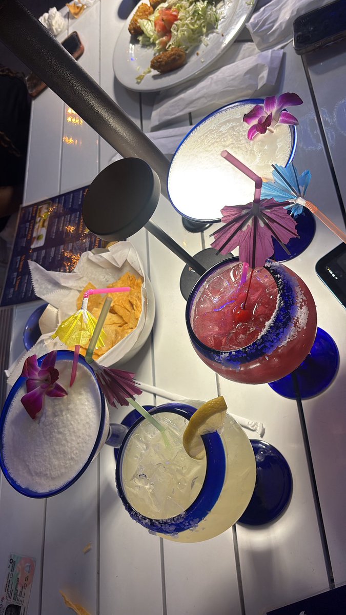 Shailabailaa's tweet photo. @itachi_prime @imfynerthanfyne My ppl said let’s get drinks and what we got? Drinks! And duh shots come from a bottle but shots in a glass are diff than str8 to the mouth first of all let’s not act dense…second drinks made by bartenders when it’s a variety of ingredients &amp; look pretty. Drink wasn’t hot btw😂 https://t.co/3nSP4FORI1