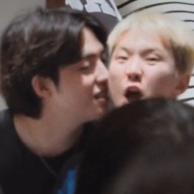 gyumawo_o's tweet photo. ayon malambing nga kasi puro bulong sa tenga mo tas ayaw ka paalisin sa tabi niya HAHAHAHA e danas ni hoshi??? https://t.co/zNJZ3MENbU