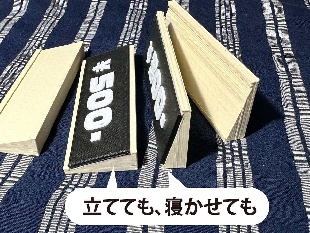 z_kakiya's tweet photo. 同人イベント向けの立体値札を作りました！
（命名「機札縦横」）
存在感のあるプライスカード！！
立てても寝かせても使えて、自作カードなどもセットできます。
ベース3個＋プライスカード8種セットで頒布予定です。 https://t.co/Q6kCecJ5Xk