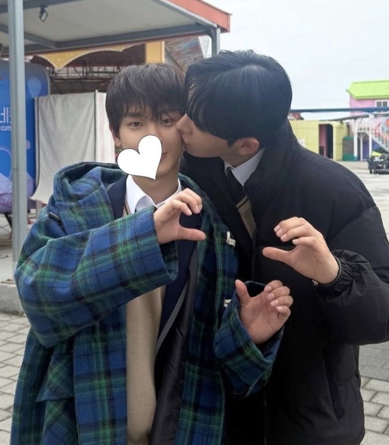 hanaohsuf's tweet photo. 성인호씨 사진찍을때 지꾸 김도민 쳐다봄 https://t.co/NH7ZqNr589