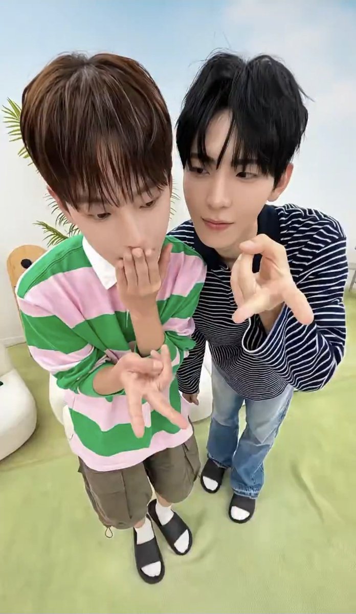 hanaohsuf's tweet photo. 성인호씨 사진찍을때 지꾸 김도민 쳐다봄 https://t.co/NH7ZqNr589