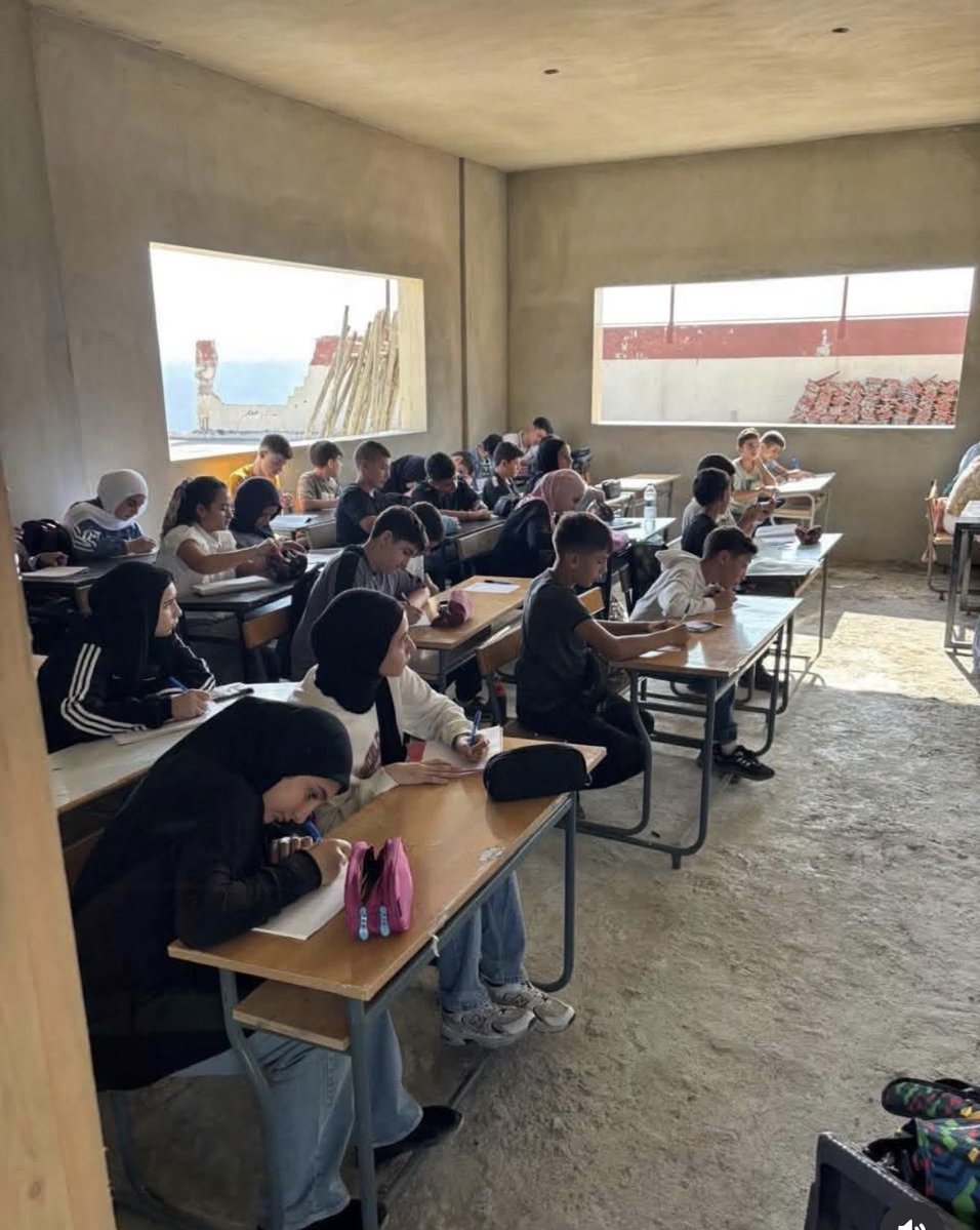 Ratouta2020EC's tweet photo. من بين الركام وبما تيسّر ينهض أولاد الجنوب ليفتحوا أبواب مدارسهم ويبدأوا عامهم الدراسي.
الجنوب مش بس أرض… الجنوب قوة، ثقافة وصمود.
الله يقوّيكم ويحميكم طلابًا وأساتذة ❤️🇱🇧
#جنوب_لبنان https://t.co/fTt4Arlgy3