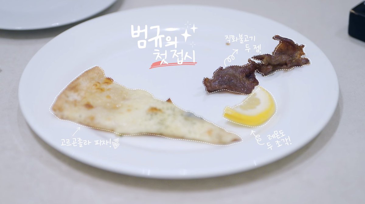 beomzzi's tweet photo. 소식좌 범규가 뷔페에 간다면 … ? 🍴
 ㄴ 이 분 장난이 아니라 진심으로 하신거래요

① 직화 불고기 2점, 레몬 2조각, 고르곤 졸라 피자
② 백김치 1조각, LA갈비 1조각, 삼겹살 1조각, 밥 두 숟가락
③ 포도 2알, 레몬 2조각, 수박 1조각, 탄산수, 우동 1그릇

저거 다 합쳐도 접시 한 그릇에 다 담길 듯 😅
레몬은 4조각이나 먹은 게 개웃기네 뷔페에서 레몬 먹는 사람 처음 봐 ㅋㅋㅋㅋㅋㅋ