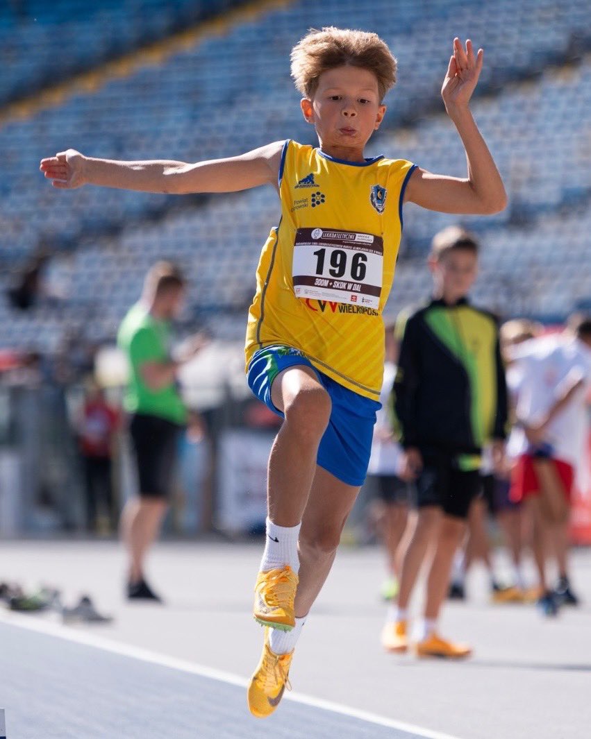 TeamORLEN's tweet photo. Za nami finał Lekkoatletycznych Nadziei Olimpijskich. 🔚

Blisko pół tysiąca młodych uczestników pojawiło się na https://t.co/H8yPmwYmb3 Stadionie Śląskim w Chorzowie, gdzie zakończyła się piąta edycja projektu.

Lekkoatletyczni adepci mierzyli startowali w dwubojach. Każdy z nich łączył jedną z konkurencji biegowych na dystansach 60, 300 i 600 metrów z rzutem piłeczką palantową, skokiem w dal oraz skokiem wzwyż. 🏃‍♂️‍➡️🏃‍➡️

Projekt Lekkoatletyczne Nadzieje Olimpijskie realizowany jest przez @PZLANews. Sponsorem jest ORLEN.