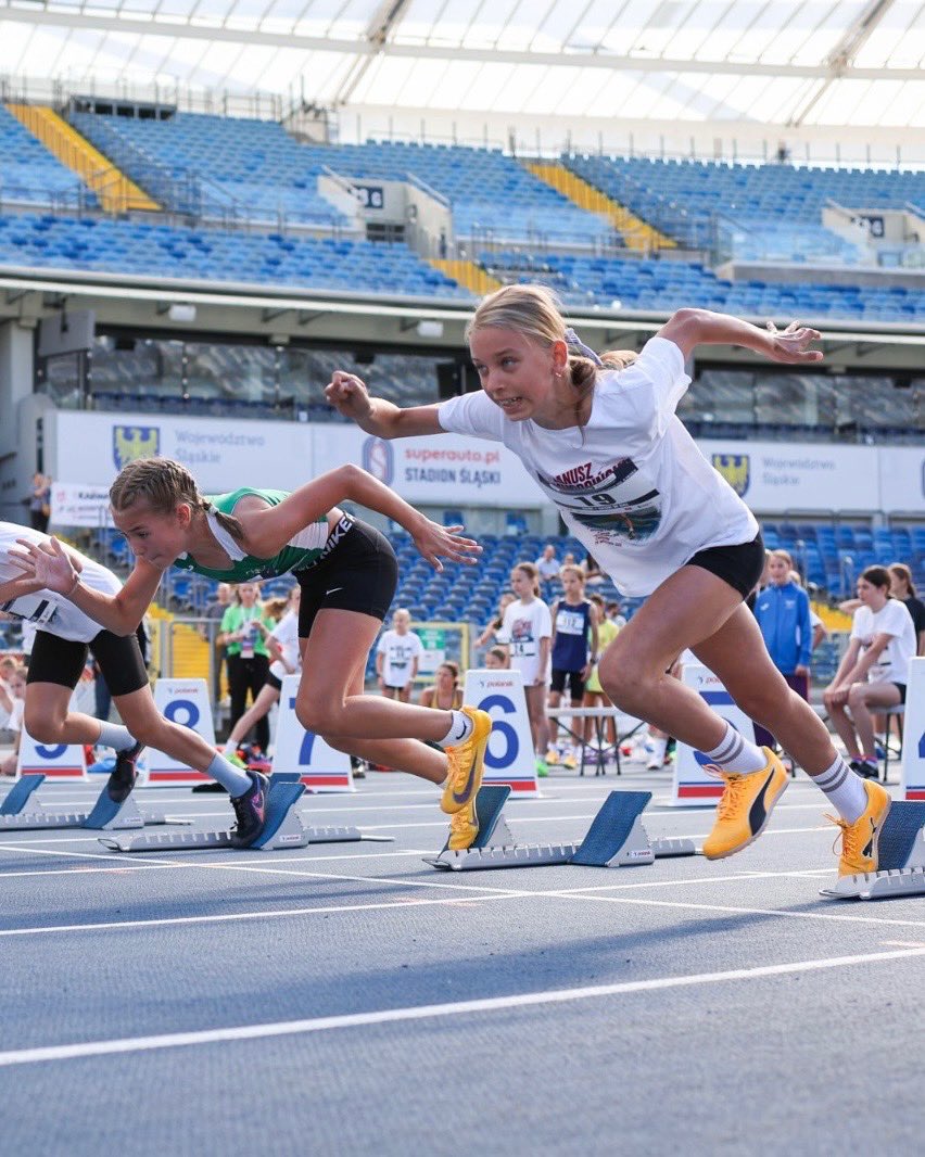 TeamORLEN's tweet photo. Za nami finał Lekkoatletycznych Nadziei Olimpijskich. 🔚

Blisko pół tysiąca młodych uczestników pojawiło się na https://t.co/H8yPmwYmb3 Stadionie Śląskim w Chorzowie, gdzie zakończyła się piąta edycja projektu.

Lekkoatletyczni adepci mierzyli startowali w dwubojach. Każdy z nich łączył jedną z konkurencji biegowych na dystansach 60, 300 i 600 metrów z rzutem piłeczką palantową, skokiem w dal oraz skokiem wzwyż. 🏃‍♂️‍➡️🏃‍➡️

Projekt Lekkoatletyczne Nadzieje Olimpijskie realizowany jest przez @PZLANews. Sponsorem jest ORLEN.