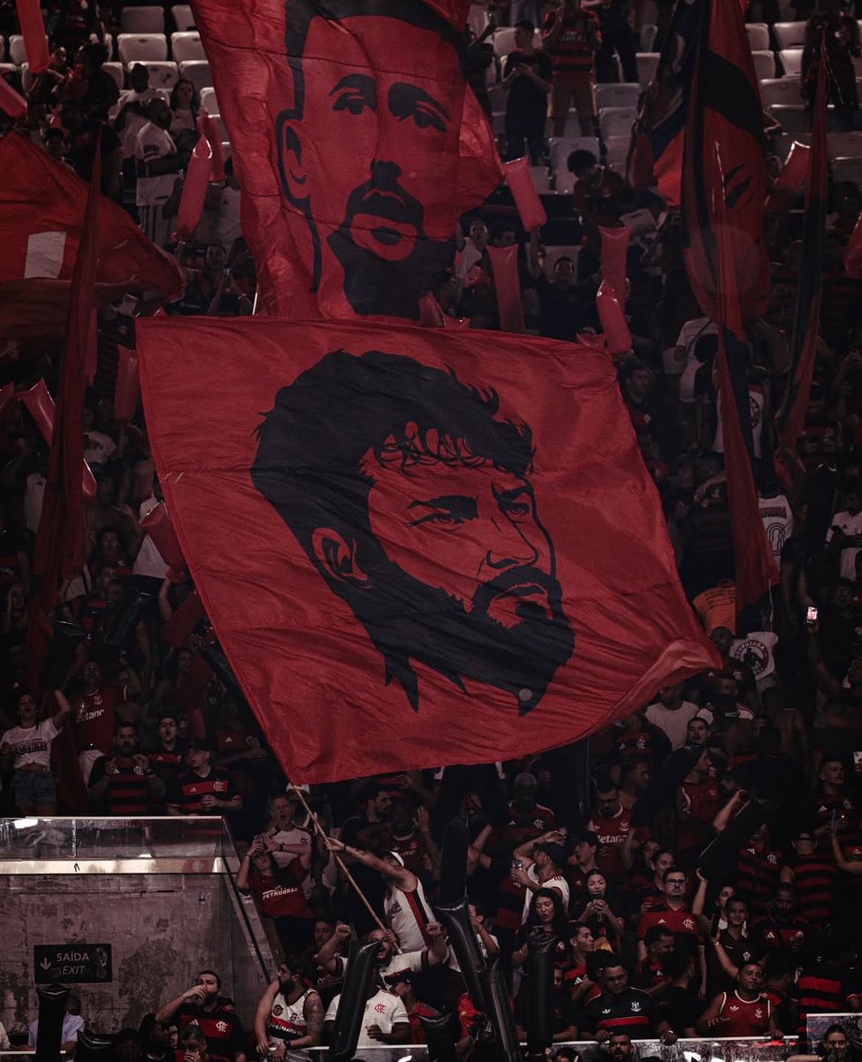 lg_castello97's tweet photo. Merecimento e pertencimento. A torcida do Flamengo na mesma proporção que é exigente, consegue valorizar quem se doa ao máximo para agigantar cada vez mais esse clube. Léo Pereira. Ídolo máximo. Um dos maiores zagueiros do Clube de Regatas do Flamengo.

Ídolo eterno. https://t.co/7rkddpJGxJ