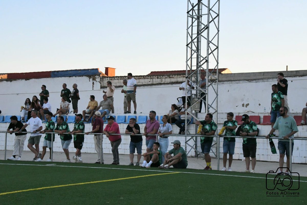 CdGevora's tweet photo. 🛣️ Casi 145 kilómetros separan a Gévora de Quintana de la Serena (1:40h), pero eso no es problema para nuestra afición. 

💚 Vaya donde vaya el equipo, juegue donde juegue, siempre habrá algún verdinegro en la grada.

🫂 ¡GRACIAS A LA MEJOR AFICIÓN DE EXTREMADURA! https://t.co/qxCFuGowgC