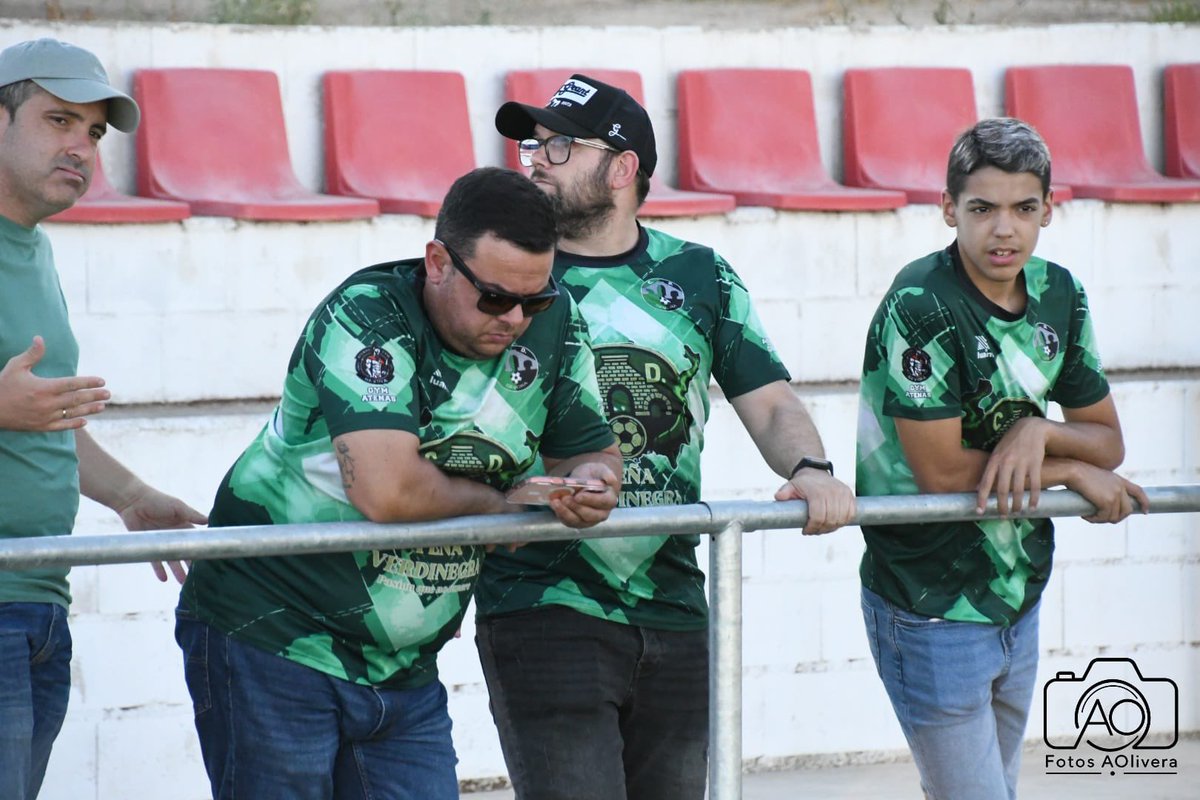 CdGevora's tweet photo. 🛣️ Casi 145 kilómetros separan a Gévora de Quintana de la Serena (1:40h), pero eso no es problema para nuestra afición. 

💚 Vaya donde vaya el equipo, juegue donde juegue, siempre habrá algún verdinegro en la grada.

🫂 ¡GRACIAS A LA MEJOR AFICIÓN DE EXTREMADURA! https://t.co/qxCFuGowgC