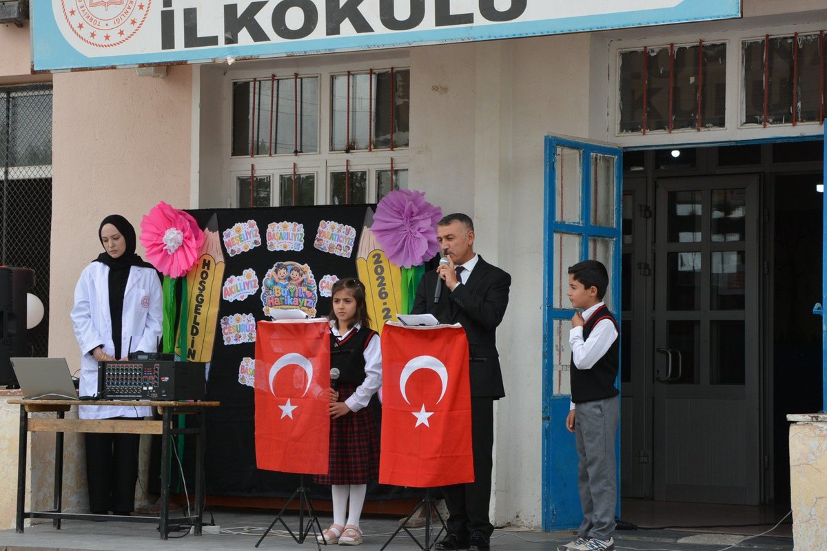 PatnosMEM's tweet photo. 📌İLK ÖĞRETİM HAFTASI COŞKUYLA KUTLANDI

2026-2027 eğitim öğretim yılı İlköğretim Haftası kutlama programı, Patnos Kaymakamlığı bahçesinde gerçekleştirilen çelenk sunma töreniyle başladı. Çelenk sunumunun ardından saygı duruşunda bulunuldu ve İstiklâl Marşı’mız okundu. Törenin ardından Sütlüpınar İlkokulumuzda düzenlenen kutlama programıyla İlköğretim Haftası’nın heyecanı ve coşkusu hep birlikte yaşandı.

İlçe Millî Eğitim Müdürümüz Sayın Yüksel ZORLU, Sütlüpınar İlkokulumuzda gerçekleştirilen programda yaptığı konuşmada, eğitimin bireyin ve toplumun geleceğini şekillendiren en önemli unsurlardan biri olduğunu vurgulayarak yeni eğitim öğretim yılının öğrencilerimiz, öğretmenlerimiz ve velilerimiz için hayırlı olmasını diledi.

İlköğretimin çocuklarımızın akademik, sosyal ve kişisel gelişimindeki önemine değinen ZORLU, öğrencilerimize başarılarla dolu bir eğitim hayatı temennisinde bulunurken öğretmenlerimize emek ve özverilerinden dolayı teşekkür etti.

Öğrencilerimizin hazırladığı gösteriler ve etkinliklerle devam eden programda, İlköğretim Haftası’nın sevinci ve heyecanı hep birlikte paylaşıldı. Yeni eğitim öğretim yılının başlangıcını simgeleyen bu anlamlı haftada; öğrencilerimizin öğrenme azmi, öğretmenlerimizin özverisi ve eğitim camiamızın birlik ruhu bir kez daha ön plana çıktı.

2026-2027 eğitim öğretim yılının tüm öğrencilerimize, öğretmenlerimize, velilerimize ve eğitim camiamıza sağlık, başarı ve mutluluk getirmesini diliyor; İlköğretim Haftası’nı kutluyoruz.

Yüksel ZORLU 
Patnos İlçe Millî Eğitim Müdürlüğü

@tcmeb 
@tcagrivaliligi 
@agrimem 
@halukcakan12 
@patnos_004 
@YkselZorlu