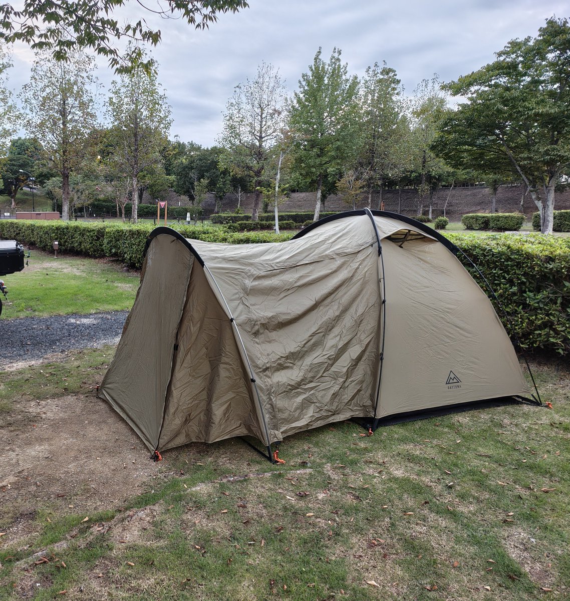 ducksdakko's tweet photo. デイトナのマエヒロドームEで2回目のテント泊しました。1回目は集中豪雨に見舞われ前室に雨漏り、2回目は晴れてましたが結露がけっこうありました。メーカーはルーフフライ推奨だけど必須じゃない？オプションが推奨は違う気がする…
マエヒロドームPLUSに交換したい。
#デイトナ　#マエヒロドームイー https://t.co/kDxscKRtT4