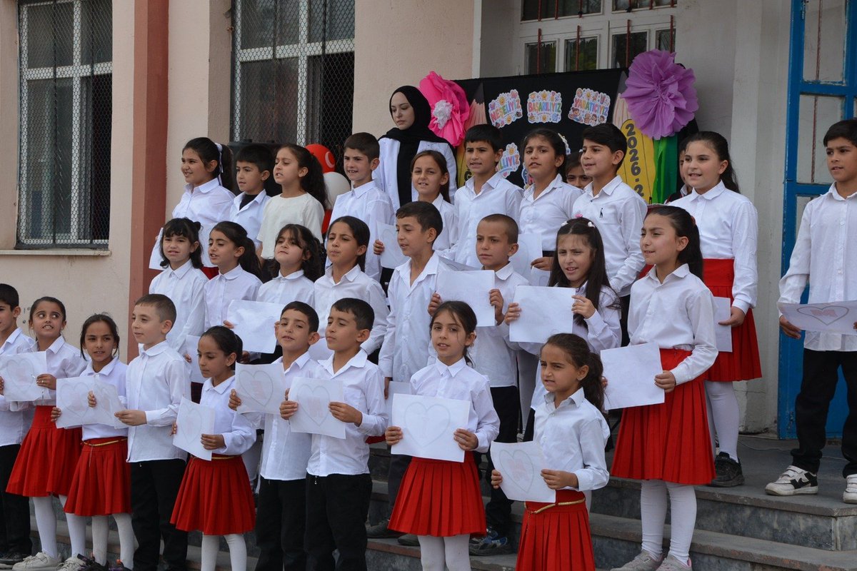 PatnosMEM's tweet photo. 📌İLK ÖĞRETİM HAFTASI COŞKUYLA KUTLANDI

2026-2027 eğitim öğretim yılı İlköğretim Haftası kutlama programı, Patnos Kaymakamlığı bahçesinde gerçekleştirilen çelenk sunma töreniyle başladı. Çelenk sunumunun ardından saygı duruşunda bulunuldu ve İstiklâl Marşı’mız okundu. Törenin ardından Sütlüpınar İlkokulumuzda düzenlenen kutlama programıyla İlköğretim Haftası’nın heyecanı ve coşkusu hep birlikte yaşandı.

İlçe Millî Eğitim Müdürümüz Sayın Yüksel ZORLU, Sütlüpınar İlkokulumuzda gerçekleştirilen programda yaptığı konuşmada, eğitimin bireyin ve toplumun geleceğini şekillendiren en önemli unsurlardan biri olduğunu vurgulayarak yeni eğitim öğretim yılının öğrencilerimiz, öğretmenlerimiz ve velilerimiz için hayırlı olmasını diledi.

İlköğretimin çocuklarımızın akademik, sosyal ve kişisel gelişimindeki önemine değinen ZORLU, öğrencilerimize başarılarla dolu bir eğitim hayatı temennisinde bulunurken öğretmenlerimize emek ve özverilerinden dolayı teşekkür etti.

Öğrencilerimizin hazırladığı gösteriler ve etkinliklerle devam eden programda, İlköğretim Haftası’nın sevinci ve heyecanı hep birlikte paylaşıldı. Yeni eğitim öğretim yılının başlangıcını simgeleyen bu anlamlı haftada; öğrencilerimizin öğrenme azmi, öğretmenlerimizin özverisi ve eğitim camiamızın birlik ruhu bir kez daha ön plana çıktı.

2026-2027 eğitim öğretim yılının tüm öğrencilerimize, öğretmenlerimize, velilerimize ve eğitim camiamıza sağlık, başarı ve mutluluk getirmesini diliyor; İlköğretim Haftası’nı kutluyoruz.

Yüksel ZORLU 
Patnos İlçe Millî Eğitim Müdürlüğü

@tcmeb 
@tcagrivaliligi 
@agrimem 
@halukcakan12 
@patnos_004 
@YkselZorlu