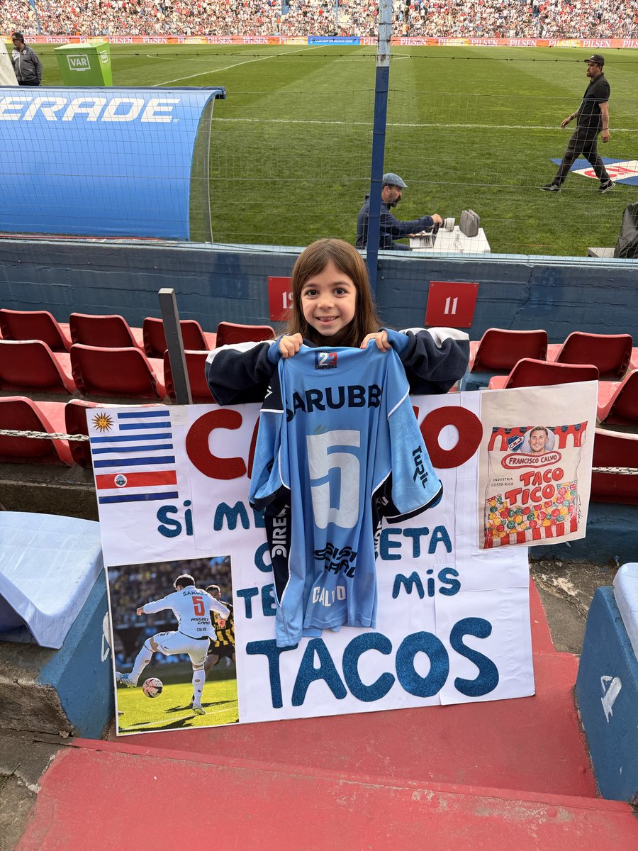 AbreuGonzalo's tweet photo. @ESPN_CENAM Mi hija se llevó el mejor trofeo! https://t.co/OX0gu8C1Rh