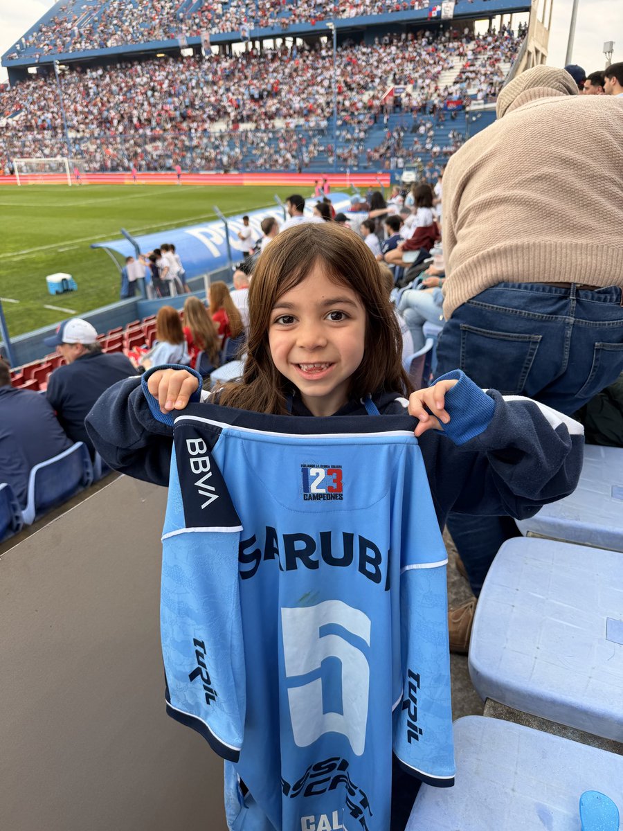 AbreuGonzalo's tweet photo. @ESPN_CENAM Mi hija se llevó el mejor trofeo! https://t.co/OX0gu8C1Rh