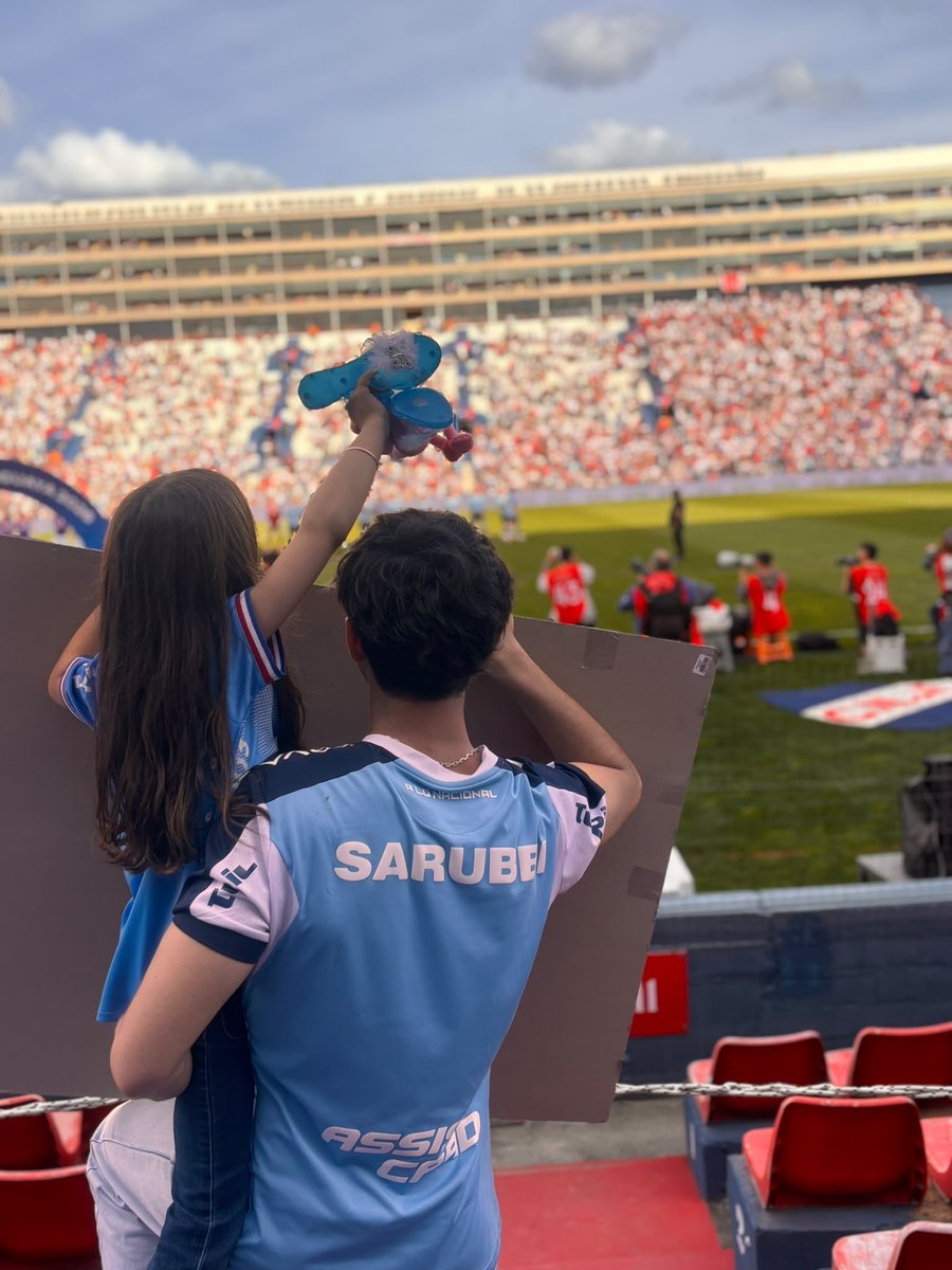 AbreuGonzalo's tweet photo. @ESPN_CENAM Mi hija se llevó el mejor trofeo! https://t.co/OX0gu8C1Rh