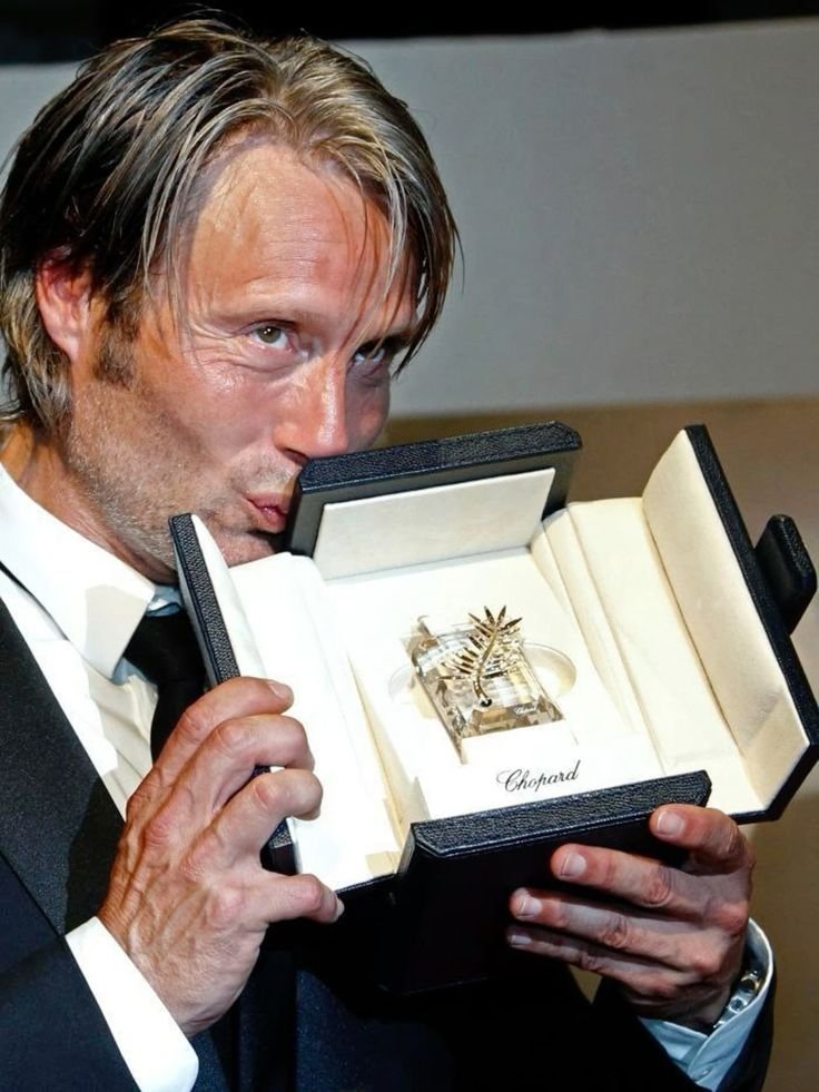 HannibalsTie's tweet photo. I have never been more jealous of an award in my entire life.😂

#MadsMonday 
#MadsMikkelsen https://t.co/9BKR6stIbv