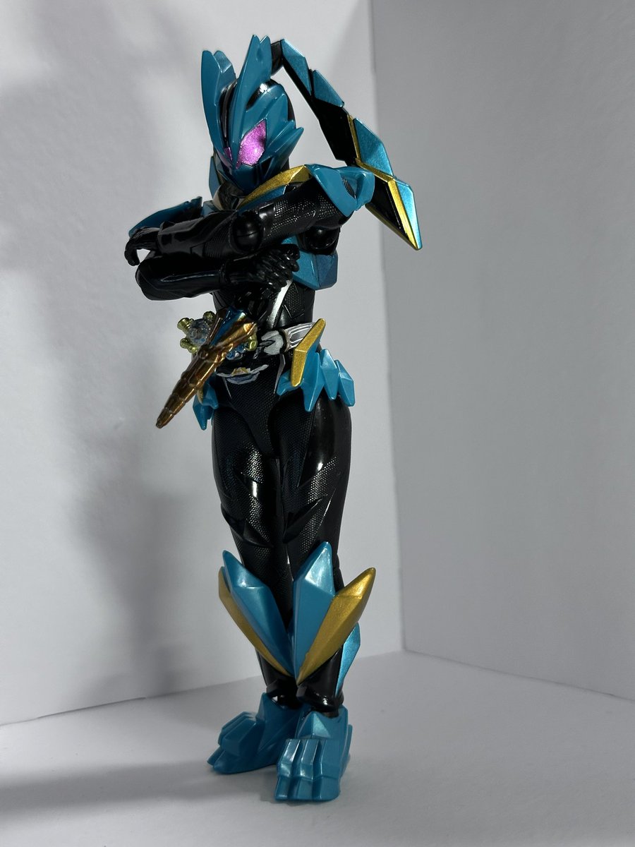 Uval47's tweet photo. 皆に触発され予約していたTAF仮面ライダーダットを受取。
普段、フィギュアーツのみ購入していたけど、ここまで完成度高いとは…

とりま家に有る塗料で塗装し最後に複眼に光沢つけて光る様に仕上げ！ https://t.co/yDV9Rk1855