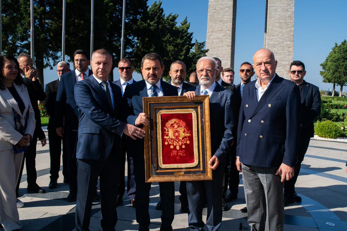 AKPARTICKALE17's tweet photo. #Türkiye Yüzyılı Buluşmaları kapsamında ilimizi teşrif eden AK Parti Genel Başkanvekilimiz Sayın Mustafa Elitaş’ı, Genel Başkan Vekili Yardımcılarımız Hacı Turan ve İzzet Buzkan, MKYK Üyelerimiz Jülide İskenderoğlu ve Naim Makas, Milletvekilimiz Ayhan Gider, İl Başkanımız Abdurrahman Kuzu ve teşkilatımızla birlikte karşılayarak Çanakkale’de bu anlamlı programa ev sahipliği yaptık.

Genel Merkezimiz tarafından başlatılan ve 3. yılını idrak ettiğimiz bu buluşmanın temel amacı, ülkemizin geleceği ve Türkiye Yüzyılı’nın inşası için yürütülen çalışmaları milletimizle paylaşmaktır. Çanakkale’den verdiğimiz mesajla, 81 vilayetten gelen ecdadın “Çanakkale Geçilmez” destanını yazdığı ortak vatan bilincimizin en büyük simgesi olduğuna bir kez daha dikkat çektik.

Genel Başkanvekilimiz Sayın Mustafa Elitaş’ın da vurguladığı gibi; “Terörsüz Türkiye ve Türkiye Yüzyılı inşası için” buradaki ruhu anlamak ve ona göre hareket etmek büyük önem taşımaktadır. 253 bin şehidimizin emaneti olan bu topraklardan aldığımız güç ve kardeşlik ruhuyla, ülkemizin bekası için var gücümüzle çalışmaya devam edeceğiz. Vatan sağ olsun!