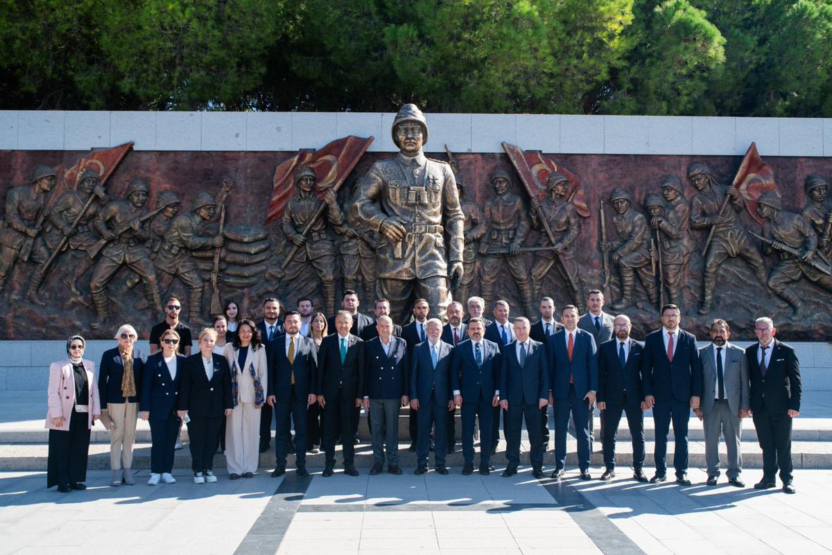 AKPARTICKALE17's tweet photo. #Türkiye Yüzyılı Buluşmaları kapsamında ilimizi teşrif eden AK Parti Genel Başkanvekilimiz Sayın Mustafa Elitaş’ı, Genel Başkan Vekili Yardımcılarımız Hacı Turan ve İzzet Buzkan, MKYK Üyelerimiz Jülide İskenderoğlu ve Naim Makas, Milletvekilimiz Ayhan Gider, İl Başkanımız Abdurrahman Kuzu ve teşkilatımızla birlikte karşılayarak Çanakkale’de bu anlamlı programa ev sahipliği yaptık.

Genel Merkezimiz tarafından başlatılan ve 3. yılını idrak ettiğimiz bu buluşmanın temel amacı, ülkemizin geleceği ve Türkiye Yüzyılı’nın inşası için yürütülen çalışmaları milletimizle paylaşmaktır. Çanakkale’den verdiğimiz mesajla, 81 vilayetten gelen ecdadın “Çanakkale Geçilmez” destanını yazdığı ortak vatan bilincimizin en büyük simgesi olduğuna bir kez daha dikkat çektik.

Genel Başkanvekilimiz Sayın Mustafa Elitaş’ın da vurguladığı gibi; “Terörsüz Türkiye ve Türkiye Yüzyılı inşası için” buradaki ruhu anlamak ve ona göre hareket etmek büyük önem taşımaktadır. 253 bin şehidimizin emaneti olan bu topraklardan aldığımız güç ve kardeşlik ruhuyla, ülkemizin bekası için var gücümüzle çalışmaya devam edeceğiz. Vatan sağ olsun!