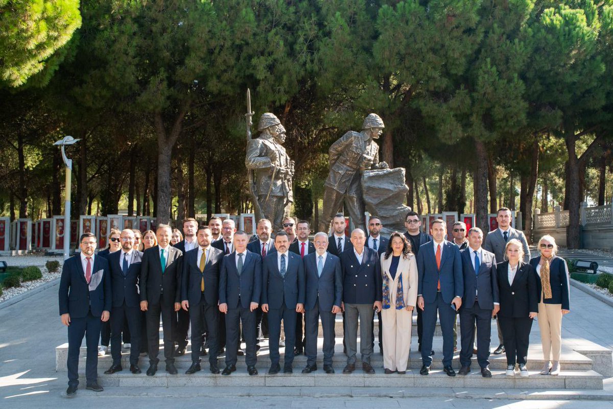 AKPARTICKALE17's tweet photo. #Türkiye Yüzyılı Buluşmaları kapsamında ilimizi teşrif eden AK Parti Genel Başkanvekilimiz Sayın Mustafa Elitaş’ı, Genel Başkan Vekili Yardımcılarımız Hacı Turan ve İzzet Buzkan, MKYK Üyelerimiz Jülide İskenderoğlu ve Naim Makas, Milletvekilimiz Ayhan Gider, İl Başkanımız Abdurrahman Kuzu ve teşkilatımızla birlikte karşılayarak Çanakkale’de bu anlamlı programa ev sahipliği yaptık.

Genel Merkezimiz tarafından başlatılan ve 3. yılını idrak ettiğimiz bu buluşmanın temel amacı, ülkemizin geleceği ve Türkiye Yüzyılı’nın inşası için yürütülen çalışmaları milletimizle paylaşmaktır. Çanakkale’den verdiğimiz mesajla, 81 vilayetten gelen ecdadın “Çanakkale Geçilmez” destanını yazdığı ortak vatan bilincimizin en büyük simgesi olduğuna bir kez daha dikkat çektik.

Genel Başkanvekilimiz Sayın Mustafa Elitaş’ın da vurguladığı gibi; “Terörsüz Türkiye ve Türkiye Yüzyılı inşası için” buradaki ruhu anlamak ve ona göre hareket etmek büyük önem taşımaktadır. 253 bin şehidimizin emaneti olan bu topraklardan aldığımız güç ve kardeşlik ruhuyla, ülkemizin bekası için var gücümüzle çalışmaya devam edeceğiz. Vatan sağ olsun!