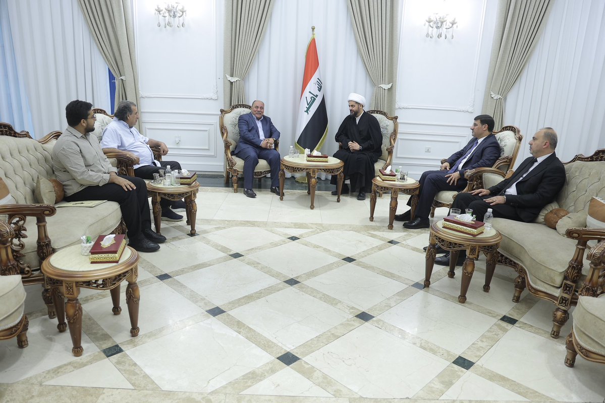 khazalimedia's tweet photo. إستقبل سماحة الشيخ الأمين قيس الخزعلي السيد خالد جاسم نقيب الصحفيين العراقيين وبحث معه عددا من القضايا التي تتعلق بالشأن الصحفي والإعلامي إلى جانب التطورات العامة في البلاد وأكد سماحته على أهمية دعم شريحة الصحفيين بوصفهم يمثلون بوابة الخبر إلى العالم . https://t.co/j5CPgkejx8