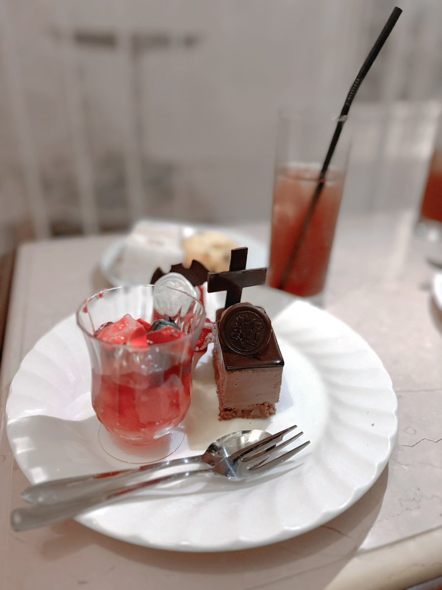 Iria_Claret's tweet photo. 🥀🫖箱庭実験室＆ヴァンパイアダークマーケット🦇⚰️
お茶会で仲良くしてくださった方と夜ご飯とカラオケまでご一緒でき、楽しい一日でした…！✨ お世話になった皆様、温かい時間をありがとうございました♪
#箱庭実験室01 
#ヴァンパイアダークマーケット https://t.co/XliCkDSkrX