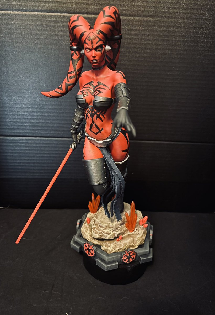 ArtiStiKnstuff's tweet photo. Darth Talon with magnetic, interchangeable heads. The lightsaber glows with UV light and painted with various acrylics.
#darthtalon #starwars #3dprinted #custompainted https://t.co/DFhiouWkYz