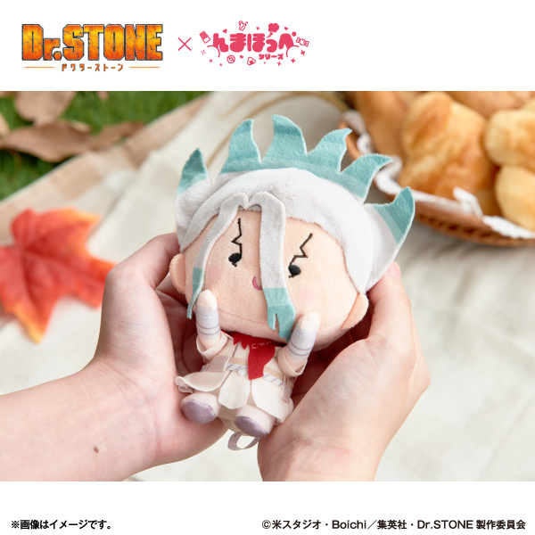 emc2_goods's tweet photo. 『Dr.STONE』の「んまほっぺ」がぬいぐるみに！

【Dr.STONE んまほっぺ マスコットぬいぐるみ】

ほっぺがかわいい「んまほっぺ」デザインを楽しめるマスコット✨
 
9/25(金)10時より順次発売！
税込3,080円

全国のファミリーマートで販売！
https://t.co/GKcpfn3T5s https://t.co/Ry6MMtVFf0