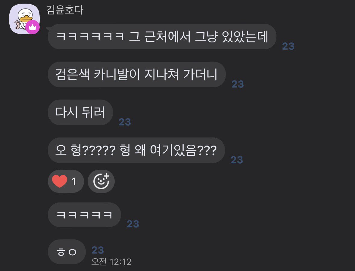 manta_20_'s tweet photo. 진짜 개귀여움 아 진짜 진지하게 개귀여움
대장도 귀엽고 이병쟤도 귀여움 ㅅㅂㅠㅠㅠ https://t.co/HuDhGyAHbW