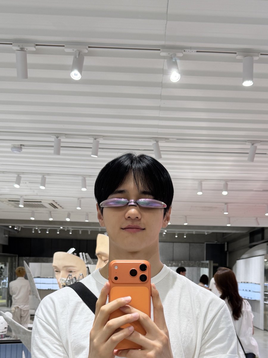 luvfor272's tweet photo. 아니 나 이거 확대하면 부릅 뜬 눈동자 보이는 거 때문에 웃겨서 기절할거같다고진짜 https://t.co/kGBJVaeuZz