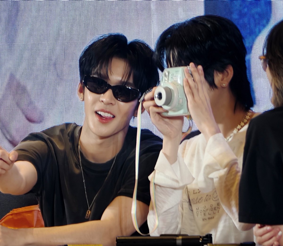xiaoshilovesave's tweet photo. 喜欢这个黑色眼镜，超级帅

OCEAN WHISPERS TO AAS
#AuauSaveOceanWhispersFanSign
#auautnp #savewrg  #auausave https://t.co/lCqxa8DbPN