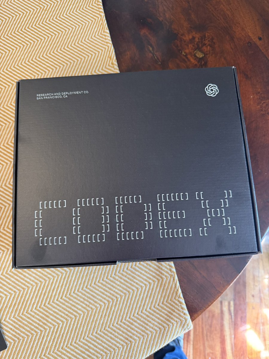 emipanelli's tweet photo. Llegaron las cositas de Codex Ambassador by @OpenAI https://t.co/82lG3xyvWb