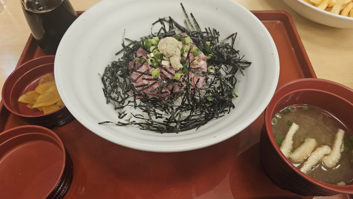 fubuki_0727's tweet photo. 先輩とご飯 https://t.co/R7dnQaPEjR