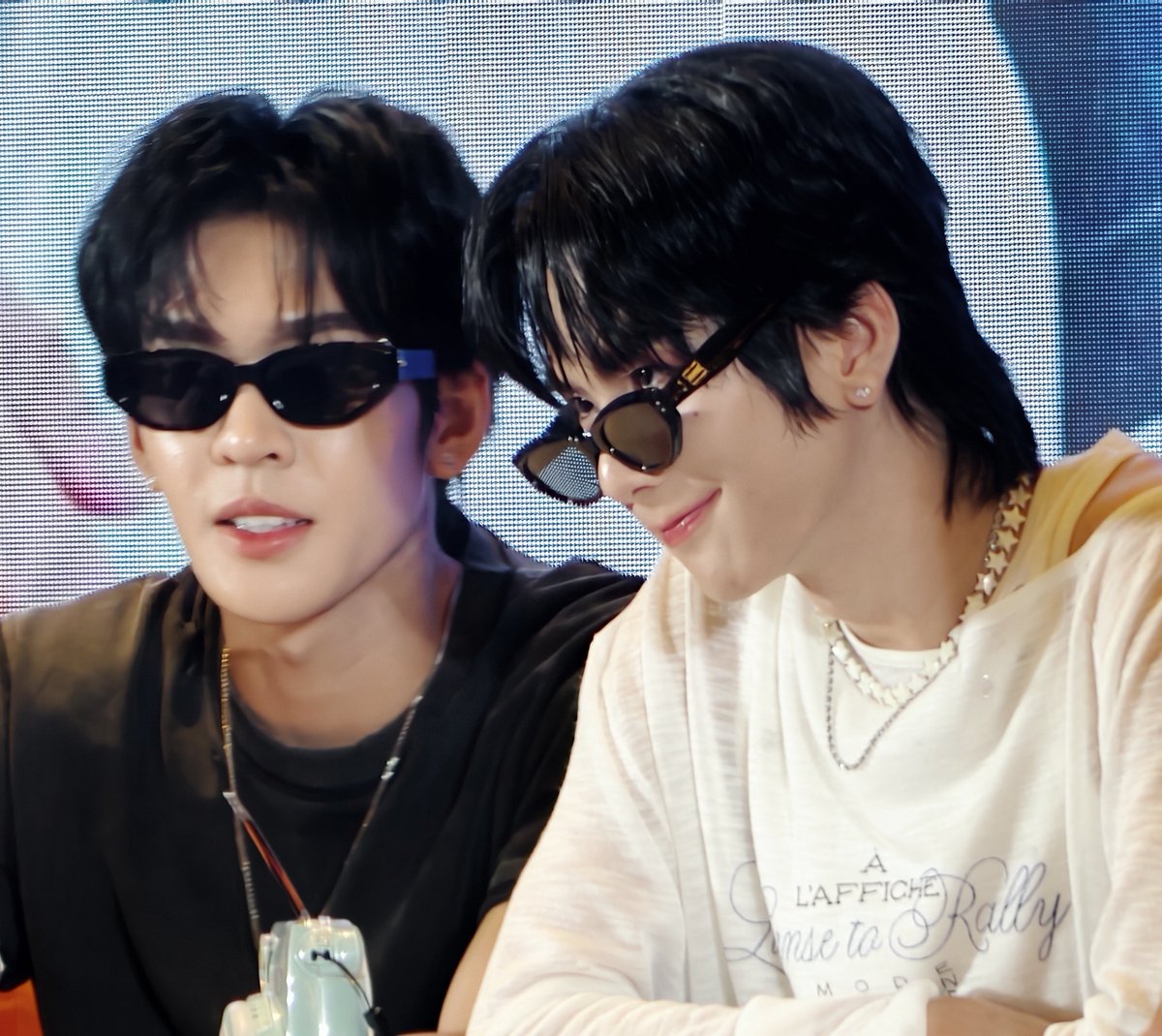 xiaoshilovesave's tweet photo. 喜欢这个黑色眼镜，超级帅

OCEAN WHISPERS TO AAS
#AuauSaveOceanWhispersFanSign
#auautnp #savewrg  #auausave https://t.co/lCqxa8DbPN