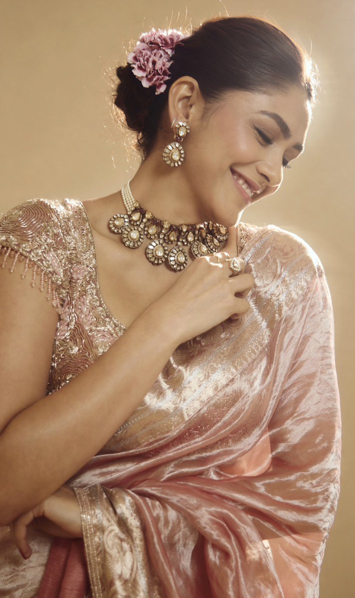 SpideyJr17's tweet photo. God’s Finest creation: Mrunal Thakur ❤️‍🔥✨ https://t.co/9NmTGSmxCC