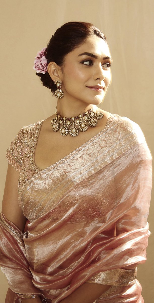 SpideyJr17's tweet photo. God’s Finest creation: Mrunal Thakur ❤️‍🔥✨ https://t.co/9NmTGSmxCC
