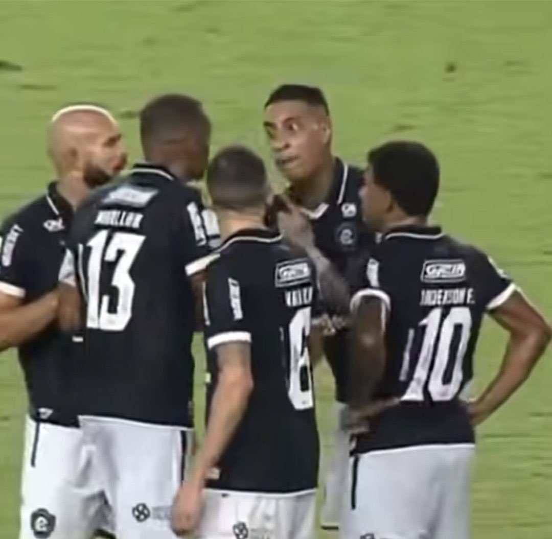 DiarioGols's tweet photo. 🚨🦁 FORA!

Alef Manga foi afastado do elenco  do Remo pela diretoria e comissão técnica

O jogador não deve mais atuar com a camisa do Remo em 2026.

A discussão acalorada entre o atacante e o capitão Marllon, ao fim da derrota contra o Santos em casa, foi considerada a gota d'água pelo desligamento do jogador.

📰 Michel Anderson/VOX Esporte
📸 Reprodução