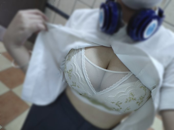 JoelleB40198's tweet photo. 想被扇逼扇奶扇屁股，扇爽了我就摇着屁股求爸爸干烂我的骚逼 …太贱了…呜呜 …#母狗 #调教 #奶子 https://t.co/8JEx0iLCbj