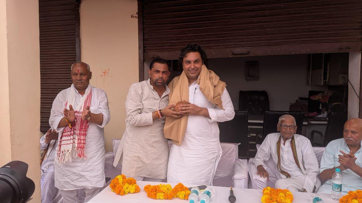Siddh_vindhya's tweet photo. 📍सिरमौर नगर पंचायत, सिरमौर विधानसभा

आज परम् पूजनीय बाबा एवं पूज्य पिताजी के आदरणीय साथी-सहयोगियों व अपने युवा साथियों से भेंट कर अनौपचारिक संवाद किया।

सिरमौर परिवार से मिलना-जुलना अनंत सद्भावनाओं से भर देता है। यह अंचल परम् पूजनीय बाबा जी की अंतिम कर्मभूमि रहा है। यहां के लोगों के प्रति उनकी प्रतिबद्धता अंतिम सांस तक रही।

इसी वर्ष हमारे परिवार को सार्वजनिक क्षेत्र में जनसेवा करते हुए 75 वर्ष पूर्ण होंगे। पीढ़ियों से मिल रहे स्नेह, विश्वास और अपनत्व से अविभूत हूं, इसी ऊर्जा और समर्पण के साथ आपकी सेवा में सतत् तत्पर रहूंगा।

बड़ों के स्नेह-आशीर्वाद, साथियों की अपार ऊर्जा व अनुजों से मिले आदर-सत्कार हेतु हृदय से आभार।

#Siddharth_Tiwari_Raj #Sirmour #Vindhya #SevaKe75Varsh #जनसेवा_के_75_वर्ष

@narendramodi @NitinNabin @DrMohanYadav51 @drmohanoffice51 @BJP4MP