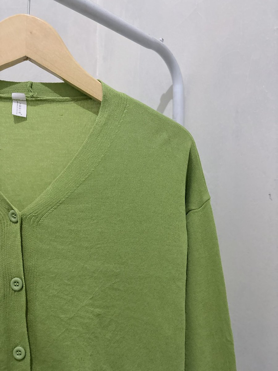 intankps_ps's tweet photo. cardigan avoda matcha crop. bahan adem kutub. detail dan size tertera. available oren🍊
(barang sold akan dihapus) https://t.co/ZD2H7iirSU