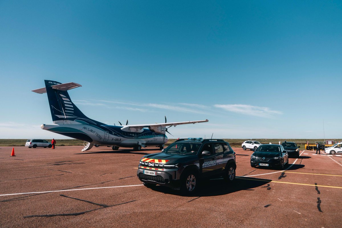 Gendarmerie's tweet photo. #Immersion 🌎 La #gendarmerie est présente sur tout le territoire français partout dans le monde 🇫🇷.
À Saint-Pierre-et-Miquelon, gendarmes locaux et renforts venus de métropole ont assuré la sécurisation de la visite du président de la République.
📸 Sirpa Gendarmerie https://t.co/YApSDPr5Ti