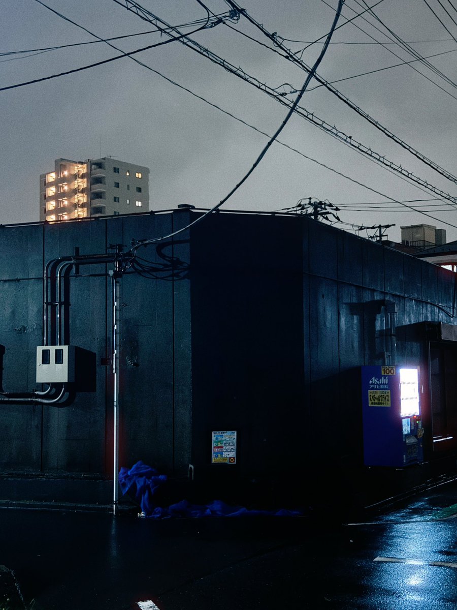 NekoJitaBlog's tweet photo. Todo el día de tifón en Tokio y eso había que fotografiarlo! Salida un ratito con el paraguas y el teléfono a ver qué ambiente había ☔️🤳 ¿Pues qué ambiente iba a haber? El único tonto en la calle era yo 🤣 https://t.co/tFHbFnlFVQ