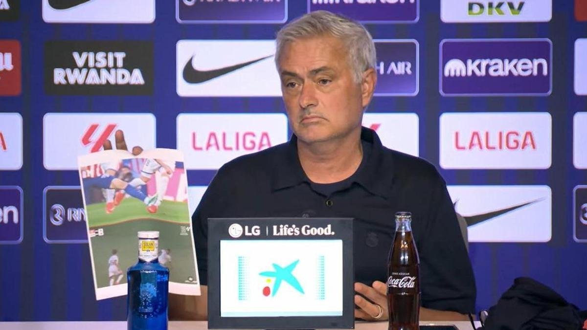 yofeylin's tweet photo. Resulta paradójico viniendo de quien, meses atrás como técnico del Benfica, denunció públicamente un supuesto favoritismo hacia el Madrid insinuando que ciertos jugadores tenian 'inmunidad' arbitral. Hoy, el mismo José Mourinho que señalaba es quien adopta la postura de víctima. https://t.co/5TCHdZZKSw