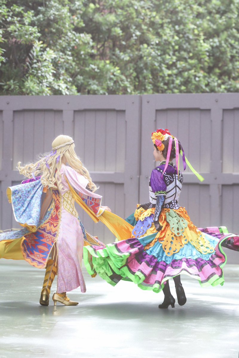 noaship3625's tweet photo. 【Dハロ仮装2026】
ハーモニーインカラー
メリダダンサー🏹＆ミゲルダンサー🦴

念願の！！！ハモカラ布の暴力会✊ˊ˗

🏹：@noaship3625 
🦴：@minimini_sizes2 
📸:@flo_dis26 
 #Dハロ2026  #Dハロ仮装2026 https://t.co/xqT8bSUK36