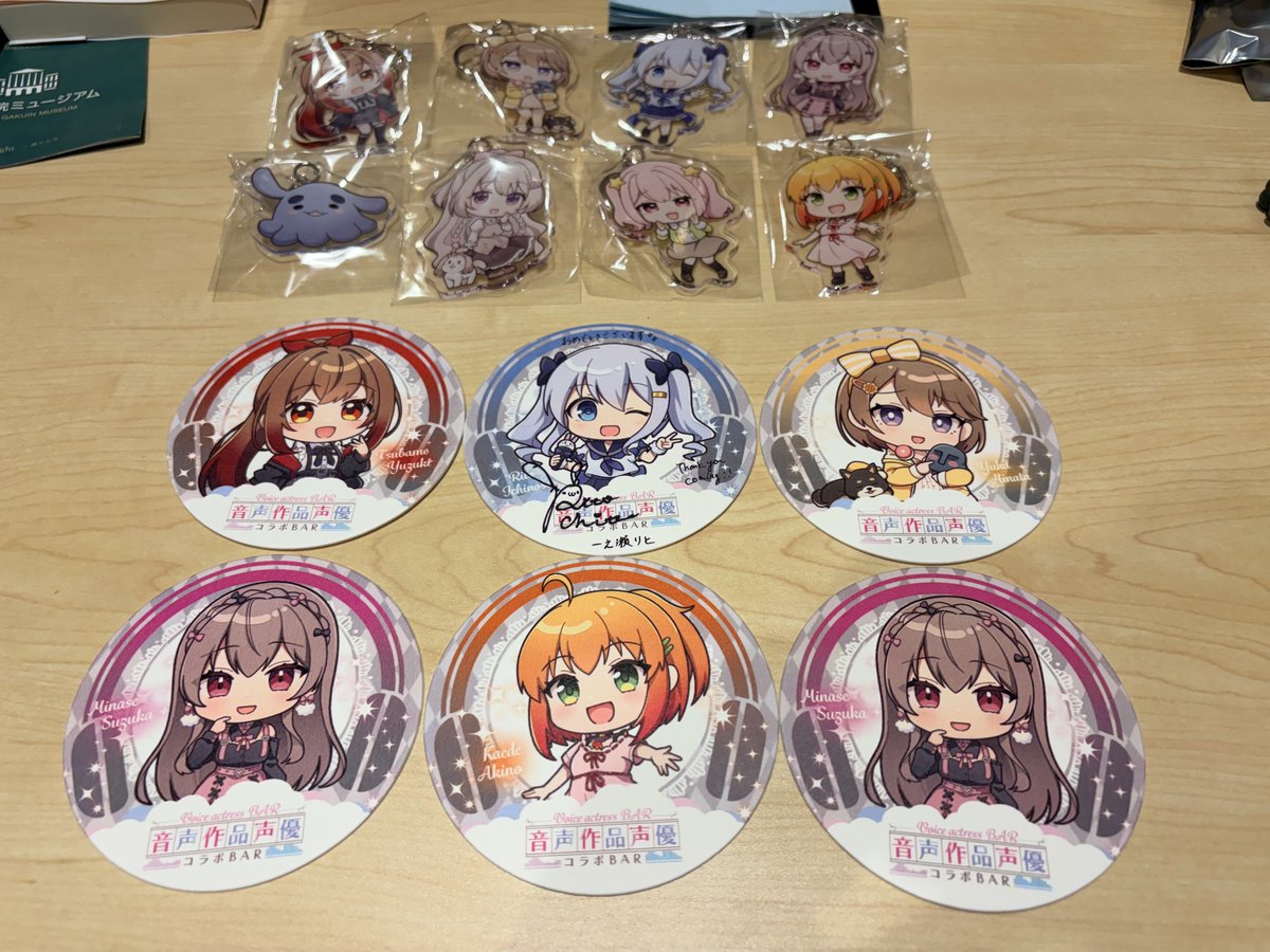 Only8125's tweet photo. 海外に住んでて、普段グッズを買う機会がなかなかないから、アクキー全員分を購入しました。コースターも全部集めたいなぁ🥺

今日は自引きの6つのうち、被ったのはゅかさんだけでした。そして、1つ目は隣のゅかにゃーさんに交換しようと差し出したらめっちゃ喜んでくれて嬉しかった！ https://t.co/hoQ7WN21ks