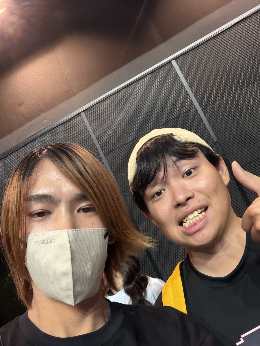 jamato0131's tweet photo. レッツゴーザキヤマと無銭ツーショ撮りました https://t.co/Akq5xmjotV