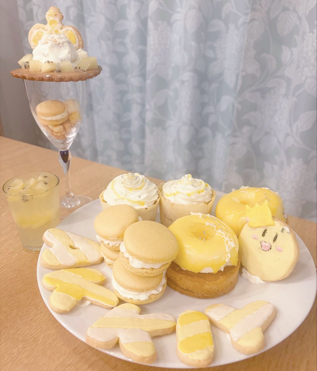 akir_s2's tweet photo. 暇だから黄色のお菓子いっぱい作った💛🎶
パフェ直前で倒したしいもり王子の葉っぱどっか行っちゃったんだけど頑張ったから褒めてほしいな꒰ ᩚ⸝ʚ̴̶̷̷ · ʚ̴̶̷̷⸝ ᩚ꒱♡

 #からあげあっきぃみろ #からつけあっきぃ https://t.co/dSL1E01MPK